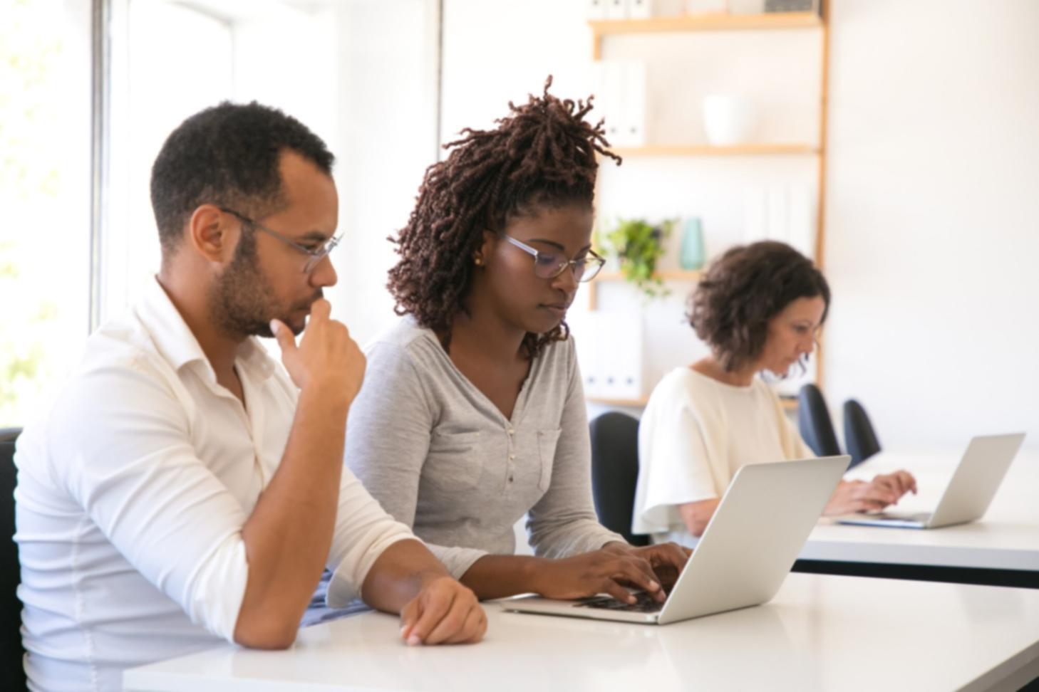 Finanzanalyst arbeitet mit Unternehmensdaten und Markttrends